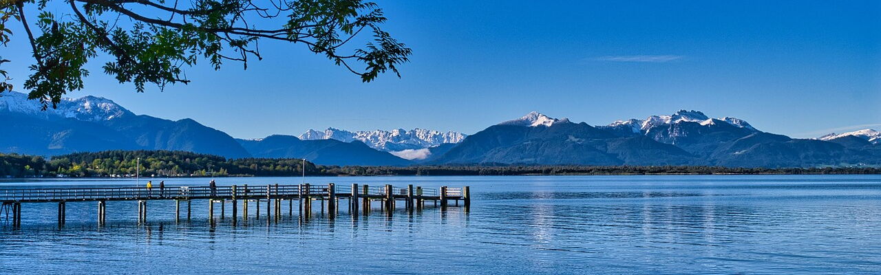 Der malerische Blick auf den Chiemsee lädt ein zum Floßbau Teamevent und Teambuilding mit bo events.