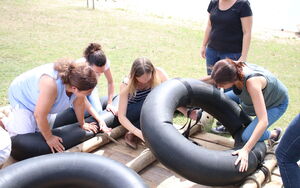 Gruppe beim Bau eines Brückenelements während Schwimmbrückenbau Teamevent/Teambuilding/Betriebsausflug von bo events am Freizeitsee Biblis.