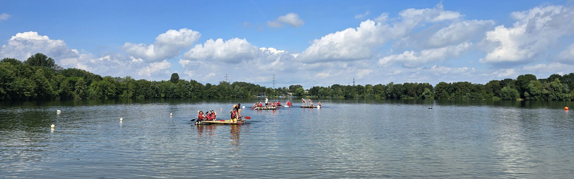 Gruppe während Floßbau Teamevent/Teambuilding/Betriebsausflug mit bo events am Waidsee in Weinheim.