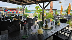 Das vorbereitete BBQ am Freizeitsee Biblis für Teilnehmende eines Teamevents/Teambuilding/Betriebsausflug Floßbau von bo events.