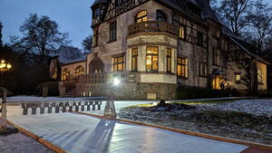 Eine mobile Eisstockbahn am Oberwaldhaus in Darmstadt für ein Teamevent/Betriebsausflug/Teambuilding Eisstockschießen von bo events.