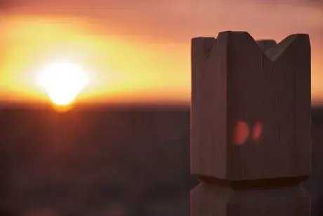 Kubb-König im Sonnenuntergang.