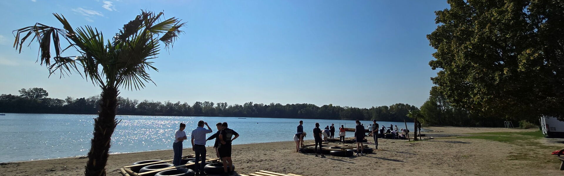 Gruppe beim Floßbau Teamevent/Teambuilding/Betriebsausflug mit bo events am Riedsee in Riedstadt.