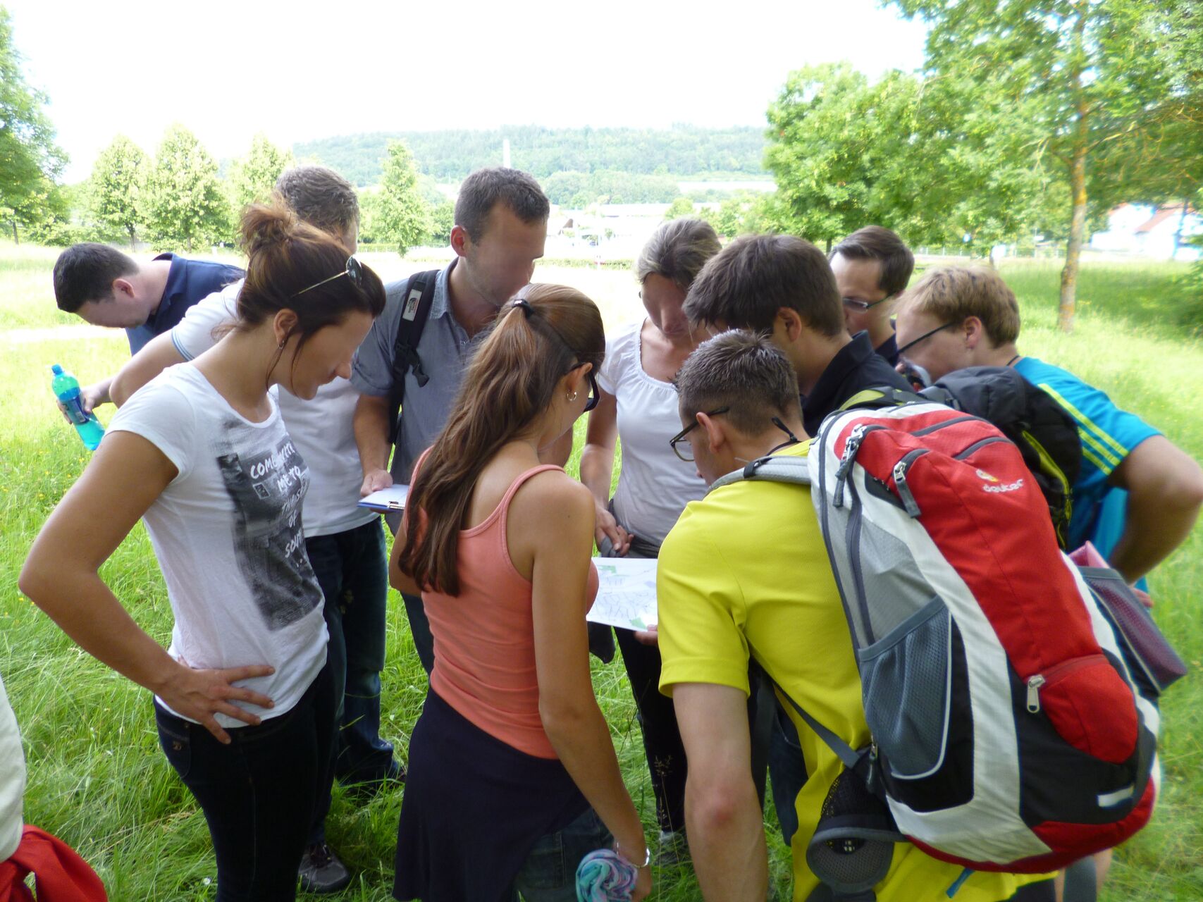 Eine Gruppe sucht nach dem richtigen Weg bei einer GPS-Rallye als Teamevent/Teambuilding/Betriebsausflug von bo events.